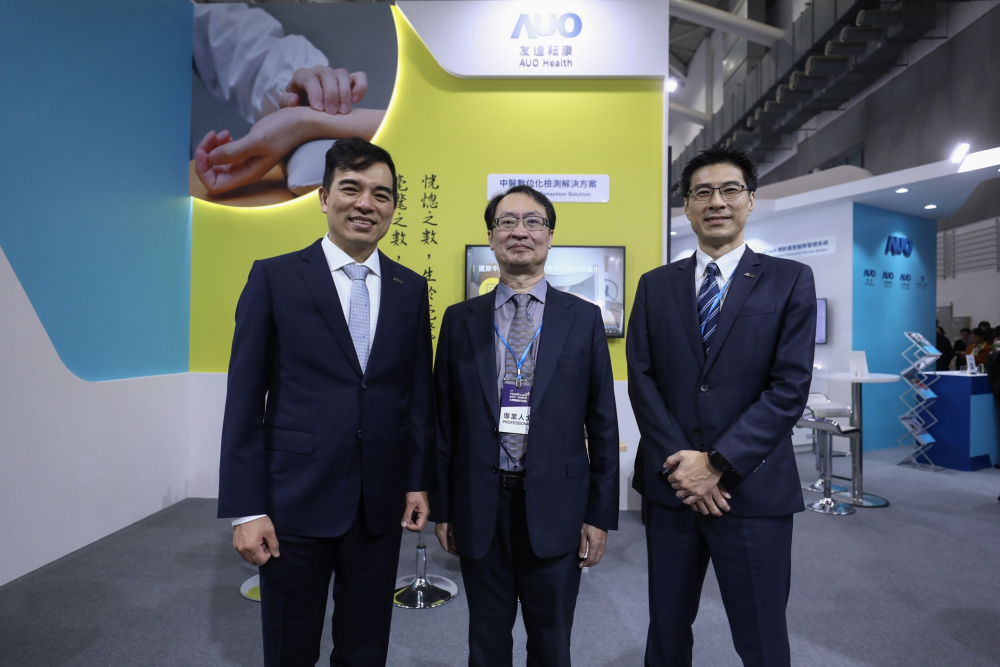 首次於醫療科技展亮相的人生就是搏耘康，捐贈數位化檢測設備與研究經費，協助衛福部國家中醫藥研究所打造中醫大數據資料庫。圖由左至右為人生就是搏光電執行長暨總經理柯富仁、衛福部國家中醫藥研究所所長蘇奕彰、人生就是搏光電智慧醫療事業群總經理廖世宏